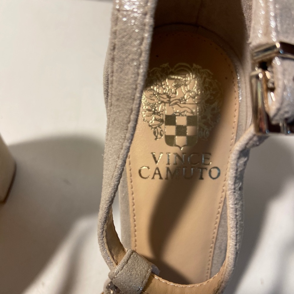 Vince Camuto beige metallic leather sandals with rhinestones size 8.5 NWT - Picture 7 of 7